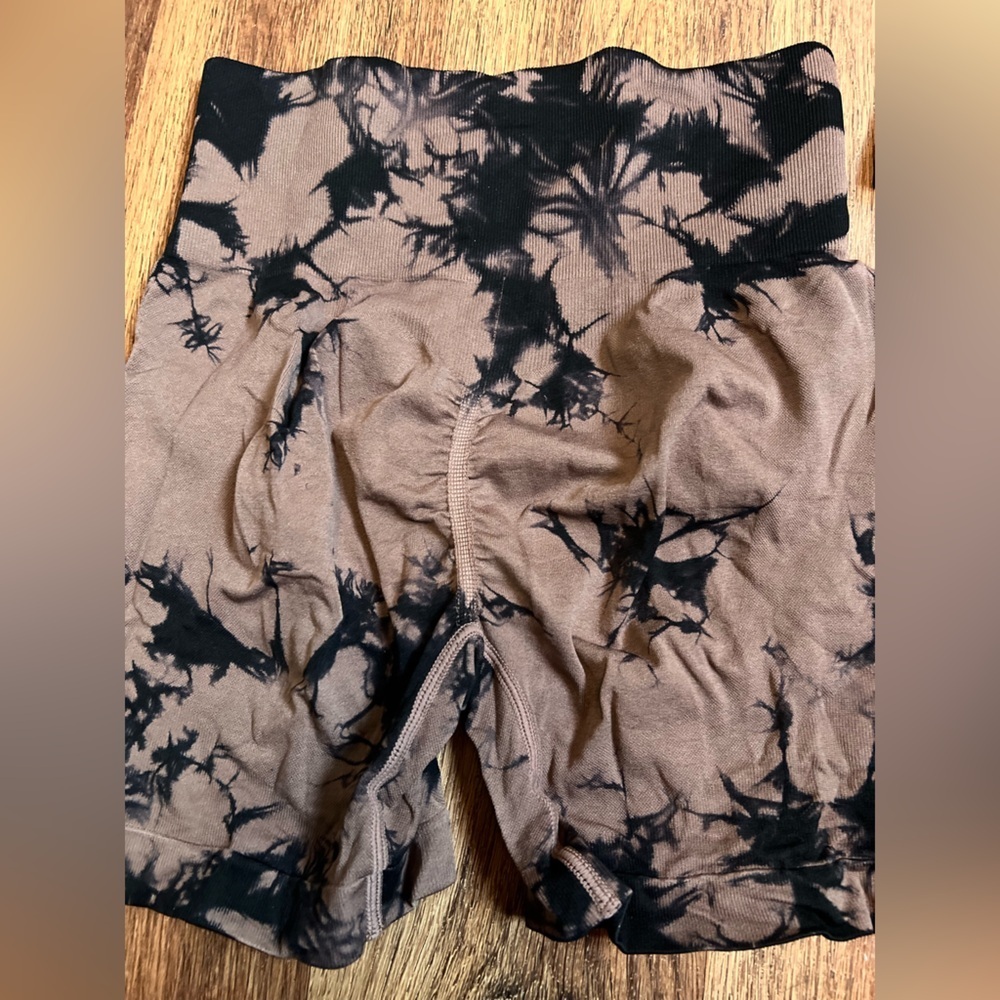 Women's Bike Shorts Set - Black, Green, and Patterned size medium - Picture 7 of 8
